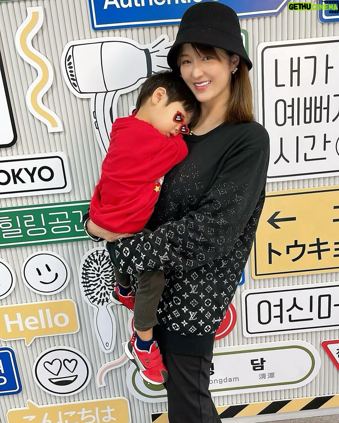 Mai Hakase Instagram - 息子のヘアカット💇❤️ いつも @suho_gunhee さんにかっこよくしてもらってます🥰❤️前はイヤイヤでカットも大変だったけど、 今日は、お利口にしてたらパウパトのおもちゃをその後買いに行くよって言ったら大人しくカットされてくれました🤣 ものでつるの良くないとは思っても、どうしてもしてしまう😅魔の2歳児のワガママに打ち勝つには仕方ないのかな😂 Thank you♡ @gunhee_tokyo @suho_gunhee @gunheenim #男の子ママ #表参道ヘアサロン #gunheetokyo