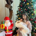 Mai Hakase Instagram – Merry Christmas🎄
今年はサンタの役目も無事できました🎅
息子に1ヶ月前からサンタさんになにもらうの？て聞いてたら、「チョコレート」しか言わなかったので、
サンタさんにはトミカのチョコとパウパトロールのチョコを頼みました😁
子供ができたらクリスマスは子供のための日になりますねー😆🪅
載せれるクリスマスらしい写真全然ないので、
退院した日に娘とクリスマスツリーの前で撮った写真を🥰

#merrychristmas