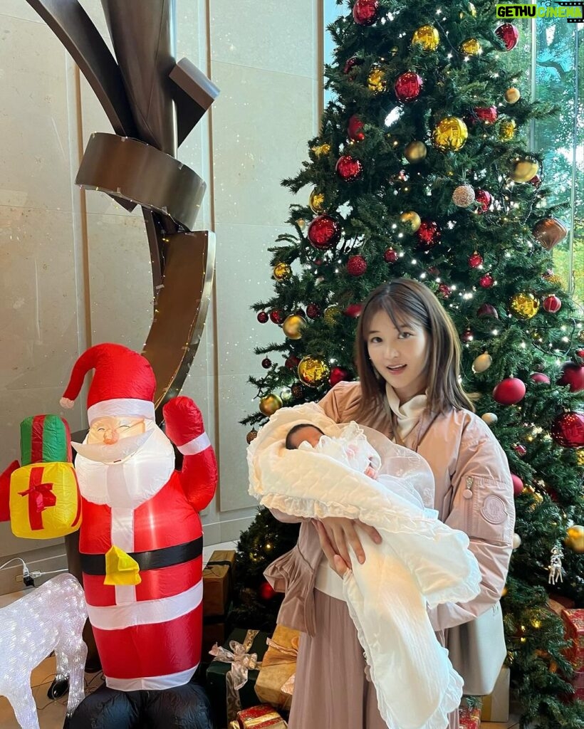 Mai Hakase Instagram - Merry Christmas🎄 今年はサンタの役目も無事できました🎅 息子に1ヶ月前からサンタさんになにもらうの？て聞いてたら、「チョコレート」しか言わなかったので、 サンタさんにはトミカのチョコとパウパトロールのチョコを頼みました😁 子供ができたらクリスマスは子供のための日になりますねー😆🪅 載せれるクリスマスらしい写真全然ないので、 退院した日に娘とクリスマスツリーの前で撮った写真を🥰 #merrychristmas