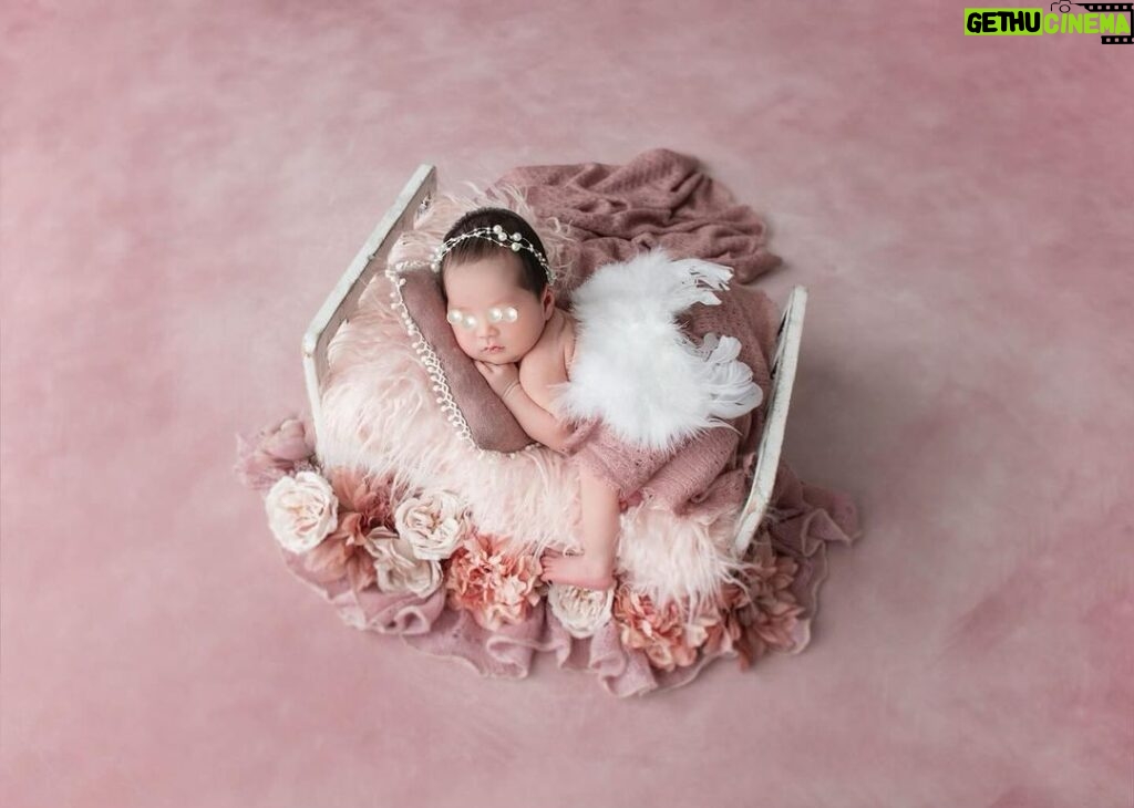 Mai Hakase Instagram - 天使ちゃん👼🩷 可愛すぎる〜🥰 赤ちゃんて1日1日で顔が変わるし大きくなって、 あっという間に成長するから一瞬一瞬を記録しておきたい😍🩷 @cherie_newbornphoto さんに素敵に撮っていただいて本当に感謝です🩷 #newbornphoto #ニューボーンフォト