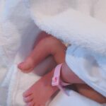 Mai Hakase Instagram – 先日、第二子となる元気な女の子を無事出産致しました👧🩷退院してすでに新たな家族を迎えての新しい生活がスタートしてます☺️子供2人目となると前回の産後とは全然違って、さらに慌ただしい寝不足の日常生活になりましたが、毎日新生児ちゃんのほわほわの可愛さに癒されてます👶🩷息子も妹が可愛いようで一緒に寝たいと言ったり、泣いているとよしよしするなどすでにお兄さんになっています🥺🩷
今回の出産は辺縁前置胎盤のためリスクがあるお産で計画帝王切開でした。出血多量の恐れがあるので自己血や輸血を用意したりと前回のお産とは全然違う心構えで、不安と恐怖でいっぱいでしたが、主人が立ち会うことができて手術中ずっと話しかけてくれていたのでとても安心しました。
そして赤ちゃんの産声が聞こえた時は本当に感動し、そしてホッとしました🥹出血量も少なく済み、自己血を戻しただけで終えることができ病院のスタッフさん達に感謝です🥲
帝王切開後の傷やお腹の痛みは前回のお産とは比べ物にならないくらい痛く、かなりのダメージを受けた感じがしますが、じょじょに回復しています☺️今回の出産で、出産は本当に命懸けだなと改めて実感しました。
私たちのもとに来てくれた尊い命を大事に守っていこうと思います☺️🩷そして妊娠中はつわりや我慢することが多く、後期はお腹が大きくて普通に生活するだけでもかなりしんどいなか、2歳児のお世話をしてお腹の中で10ヶ月守って育てた自分にお疲れ様と言いたい🤗
#出産報告
#女の子ママ
#2人目育児
#welcomebaby