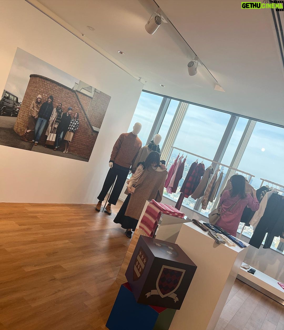Mai Hakase Instagram - 先日「UNIQLO and JW ANDERSON」と「UNIQLO and COMPTOIR DES COTONNIERS」23FWシーズンの合同展示会に行ってきました☺️ちょうど今発売していて、あたたかなセットアップやセーター、ワンピースをゲットしたよ🩷あゆむとおそろで何を着ようかと真剣に悩んだ🤭 UNIQLOのいつもとはまた違うオシャレなデザインにUNIQLOならではの着心地の良さもあってこの冬かなりつかえそうです☺️✌️ #UNIQLO #UNIQLOコーデ #jwundersonxuniqlo #comptoirdescotonniers