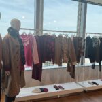 Mai Hakase Instagram - 先日「UNIQLO and JW ANDERSON」と「UNIQLO and COMPTOIR DES COTONNIERS」23FWシーズンの合同展示会に行ってきました☺️ちょうど今発売していて、あたたかなセットアップやセーター、ワンピースをゲットしたよ🩷あゆむとおそろで何を着ようかと真剣に悩んだ🤭 UNIQLOのいつもとはまた違うオシャレなデザインにUNIQLOならではの着心地の良さもあってこの冬かなりつかえそうです☺️✌️ #UNIQLO #UNIQLOコーデ #jwundersonxuniqlo #comptoirdescotonniers