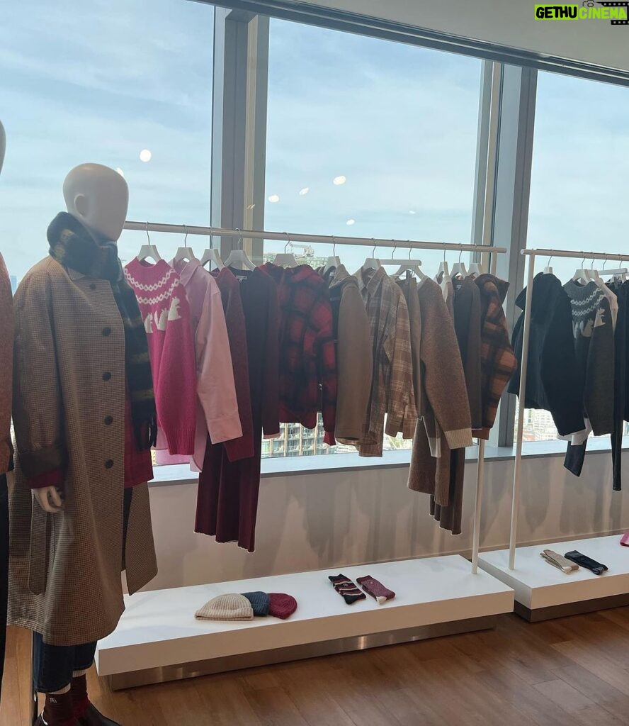 Mai Hakase Instagram - 先日「UNIQLO and JW ANDERSON」と「UNIQLO and COMPTOIR DES COTONNIERS」23FWシーズンの合同展示会に行ってきました☺️ちょうど今発売していて、あたたかなセットアップやセーター、ワンピースをゲットしたよ🩷あゆむとおそろで何を着ようかと真剣に悩んだ🤭 UNIQLOのいつもとはまた違うオシャレなデザインにUNIQLOならではの着心地の良さもあってこの冬かなりつかえそうです☺️✌️ #UNIQLO #UNIQLOコーデ #jwundersonxuniqlo #comptoirdescotonniers