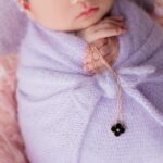 Mai Hakase Instagram – ニューボーンフォトの続き♡
主人にプッシュギフトとして買ってもらった @vancleefarpels のホリデーコレクションと一緒に撮影するリクエストしました💎ネックレスと共に良い記念になりました🩷いずれは娘にこのネックレスを譲るのでその時にこの写真を見せたいな🥰
今回出産してすぐ実家の静岡に帰っていたのですが、
@cherie_newbornphoto さんが関東や静岡には出張もしてもらえるとのことでしたので実家に来ていただきました☺️🩷

#newbornphoto 
#ニューボーンフォト
#vancleefarpels