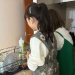 Mai Hakase Instagram - 先日、桃ちゃん、クロちゃん、せあらが出産応援に我が家に遊びに来てくれました💓話題尽きずノンストップおしゃべりで楽しすぎました🥰そして私がためてた洗い物も「妊婦大変だからやるよー」と言って洗ってくれて本当に優しすぎる😭この３人それぞれがとても良いパワー✨空気感があって、会うとすごく私も元気になるというか、、なんか良いパワーもらえた感じします😍 次はベビーが産まれてからかな♡出産がんばろう🤰💓 #妊娠後期 #2人目妊娠中 #あいのり