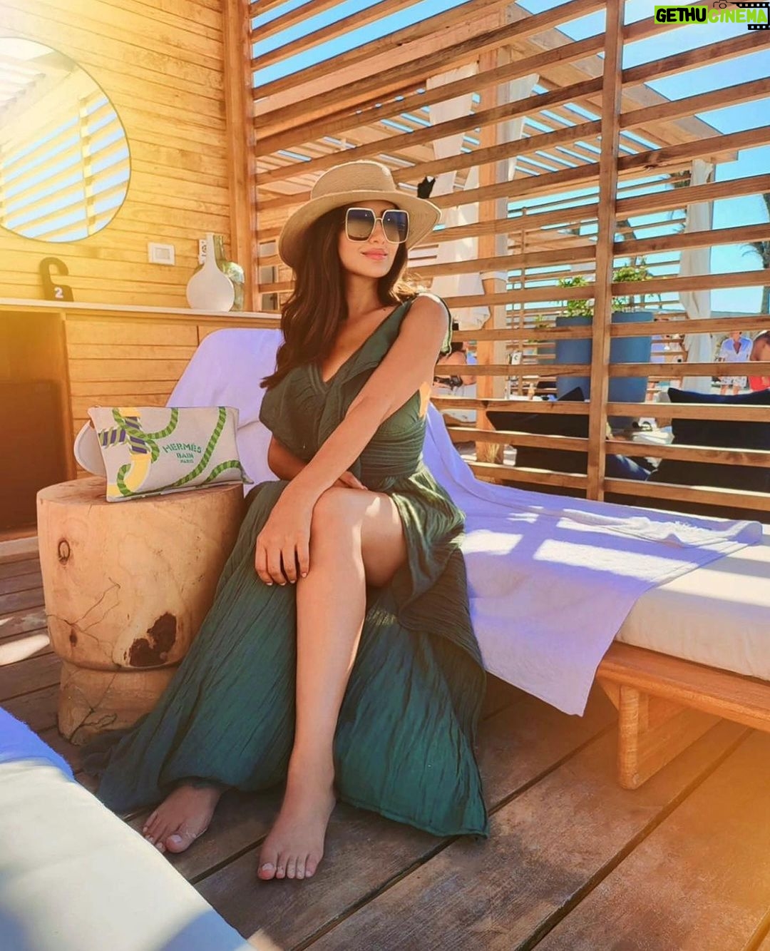 Mai Omar Instagram - This Barbie knows how to dress for the Summer season. Award-winning actor @maiomar_ has been giving us major style inspiration as she visits the beautiful Egyptian coast. From vibrant hues to chic floral prints, tap the link in the bio to read more. #مي_عمر هي باربي هذا الصيف بكل تأكيد. إذ تألقت النجمة بإطلالات صيفية ساحرة أثناء تواجدها في الساحل الشمالي في مصر خلال صيف هذا العام. شاهدوا أجمل إطلالاتها على الرابط في البايو.