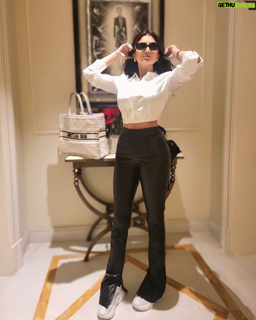 Mai Omar Instagram - 🖤 Palazzo Versace Dubai