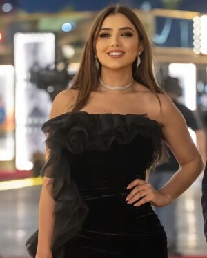 Mai Omar Instagram - What a beautiful magical Night 🌃🖤

ليله ساحره مع ذكريات الموسيقار هاني شنودة استمتعنا فيها بموسيقي و أغاني رائعه بضيافه معالي المستشار تركي ال الشيخ 

@turkialalshik
@riyadhseason
@benchmarkksa

Styled by my p @the_p_style
Dress @ateliermamzi
Makeup by @manargamilmakeupartist
Hair @ebtssam_hair
Jewellery @yessayan