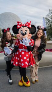 Maisa Silva Instagram - O encontro mágico finalmente veio aí! Walt Disney World Resort com Minnie Mouse, @maisa e @larissamanoela fica muito mais especial ❤️