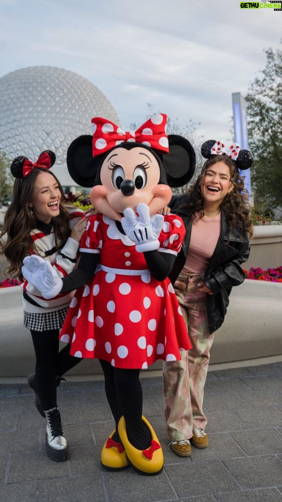 Maisa Silva Instagram - O encontro mágico finalmente veio aí! Walt Disney World Resort com Minnie Mouse, @maisa e @larissamanoela fica muito mais especial ❤️