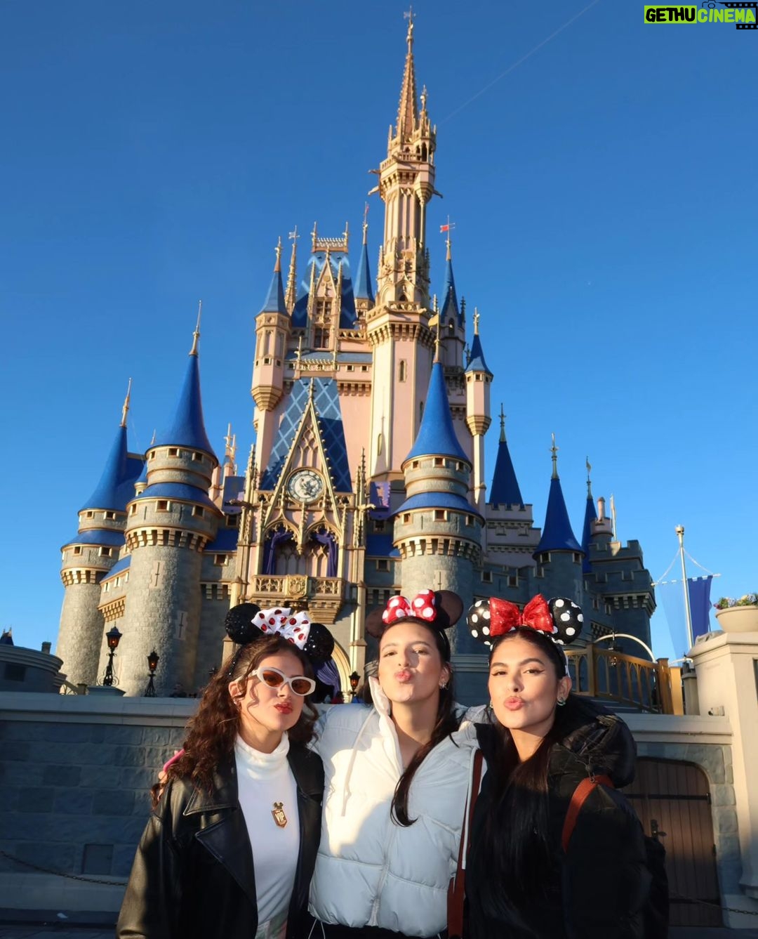 Maisa Silva Instagram - happily ever after 🏰 @disneyworld.brasil #DisneyWorldBrasil Magic Kingdom