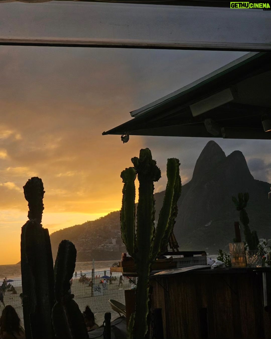 Maisa Silva Instagram - 🥁 ouvindo numanice 3 e pensando que já já volto pro Rio!!! Rio de Janeiro, Rio de Janeiro