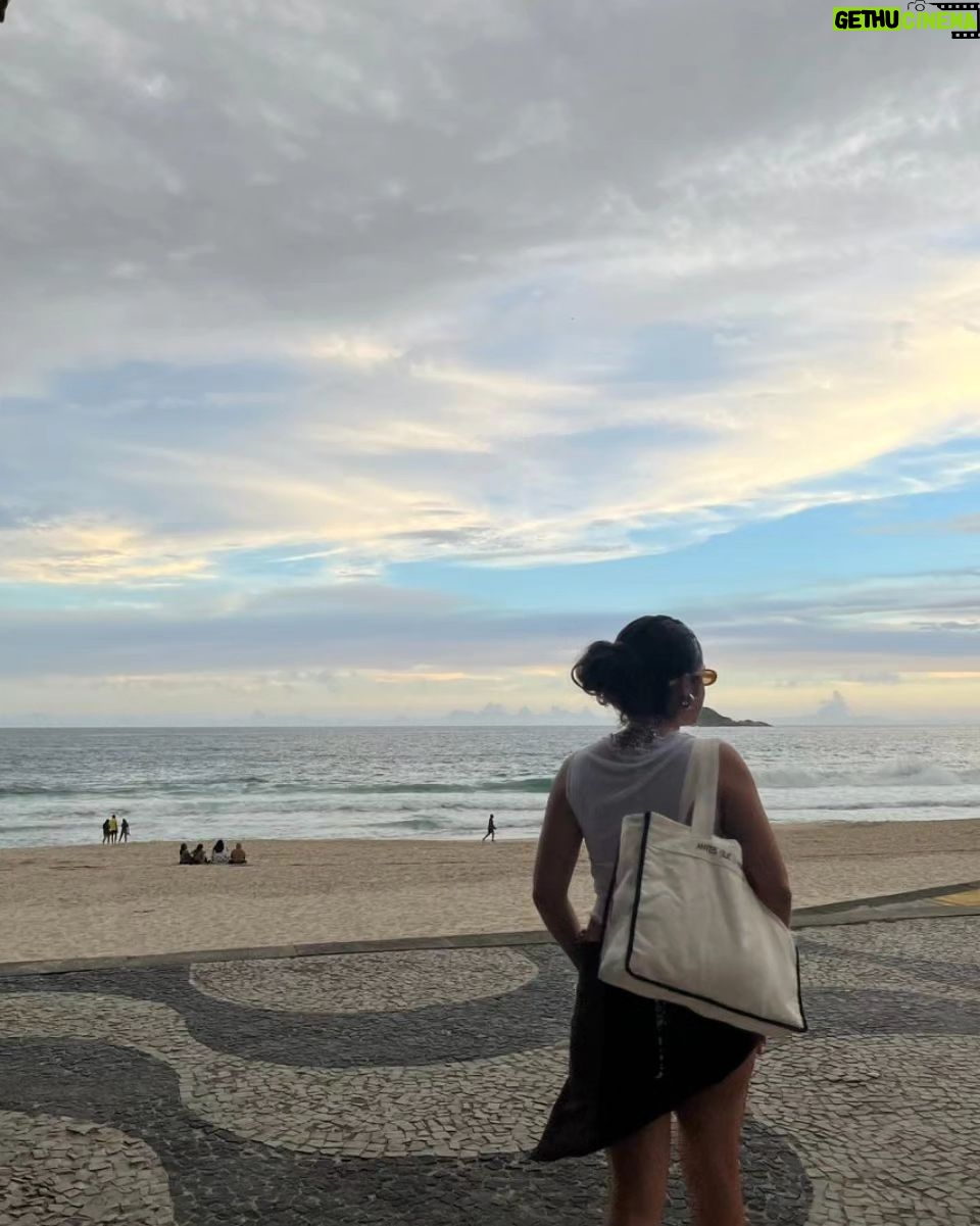 Maisa Silva Instagram - 🥁 ouvindo numanice 3 e pensando que já já volto pro Rio!!! Rio de Janeiro, Rio de Janeiro