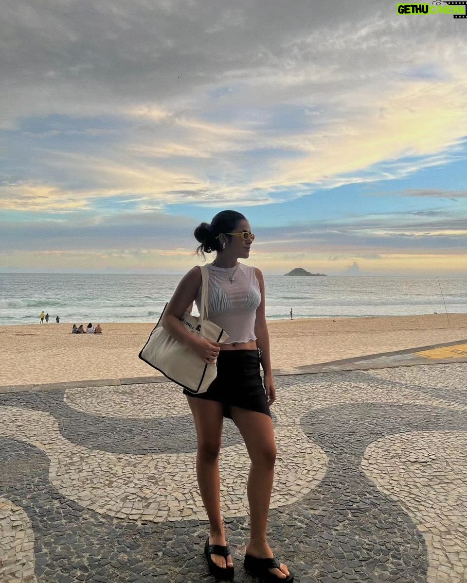 Maisa Silva Instagram - 🥁 ouvindo numanice 3 e pensando que já já volto pro Rio!!! Rio de Janeiro, Rio de Janeiro