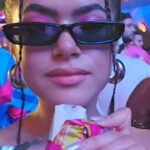 Maisa Silva Instagram - No Carnaval eu sou a amiga que dança, grita, dá risada e sempre leva um lanchinho na bolsa: @hummmsnacks comigo em Salvador, Olinda e nos próximos carnavais também ✨️🩷🫶🏼 *publi