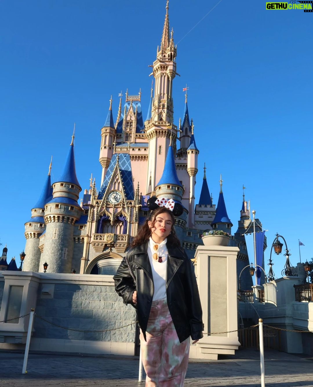Maisa Silva Instagram - happily ever after 🏰 @disneyworld.brasil #DisneyWorldBrasil Magic Kingdom
