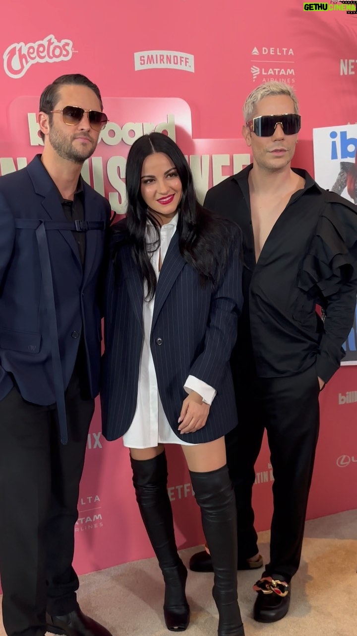 Maite Perroni Instagram - @maiteperroni, @christianchavezreal y @christophervuckermann firmando su histórica portada de Billboard Español en #BillboardLatinWeek. 🌟