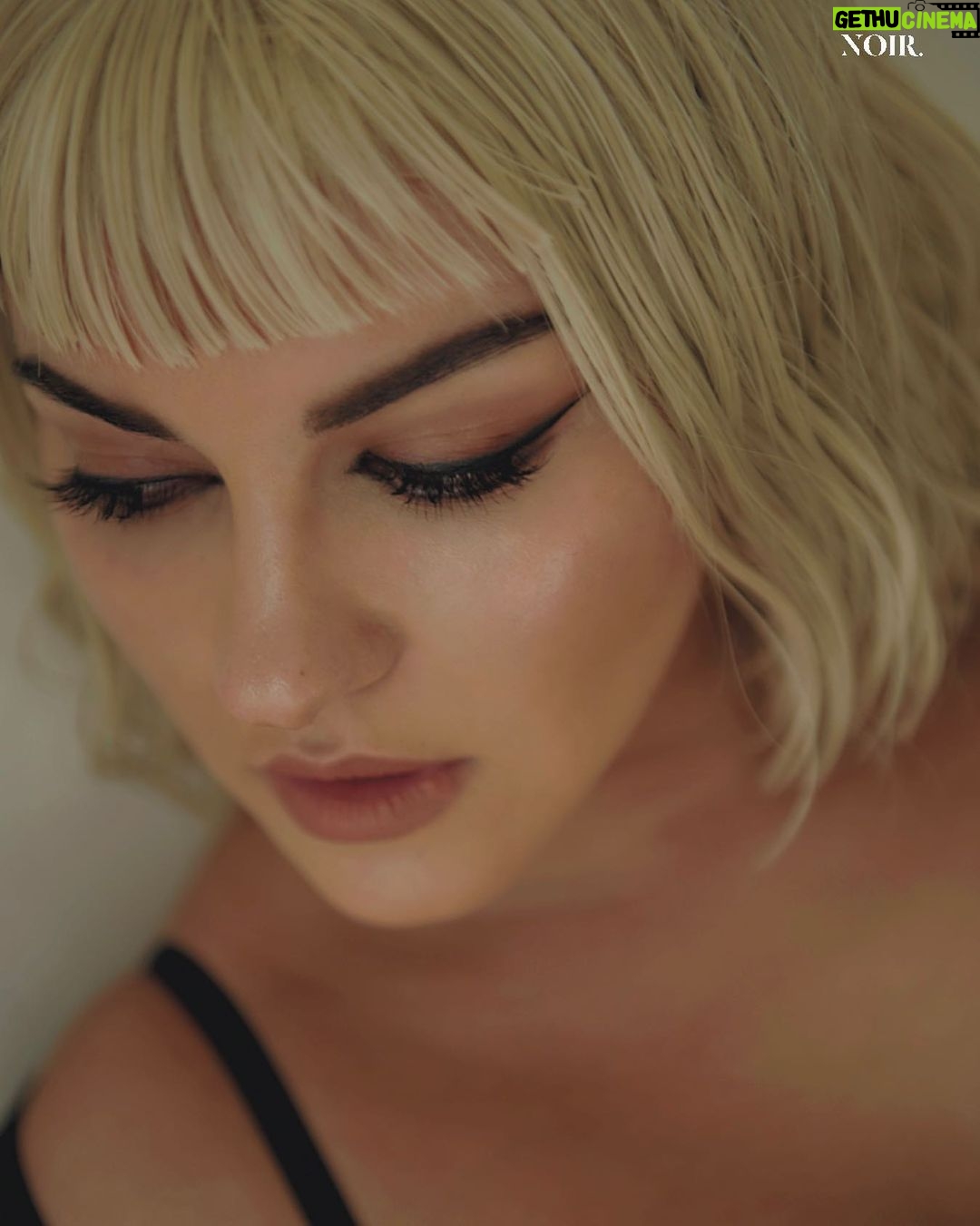Maite Perroni Instagram - Un nuevo personaje especialmente para NOIR. @maiteperroni en blonde hace de este shooting una íntima revelación que interpreta su lado camaleónico. #MaitePerroni regresa a los escenarios y se posa en nuestra September Issue. Para leer la entrevista completa visita nuestro sitio web. (Link in bio) Créditos Director editorial: @gerardangulo Realización: @sergio.valenzuelach Makeup: @makeupbyponcho Hair: @erickmoreno Asistente Hair: @sonyterra Asistente de moda: @michortizand @vanecl.__ @marareyesd Asistente de fotografía: @vagonetta Entrevistas: @isamar.jpg #MaitePerroni #RBD #SoyRebelde #NoirCommunity