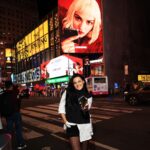 Maite Perroni Instagram - Caminando por las calles me encontré con @samsungmexico #teamgalaxy #galaxyzflip5 los amo ❤️ Timesquare New York City