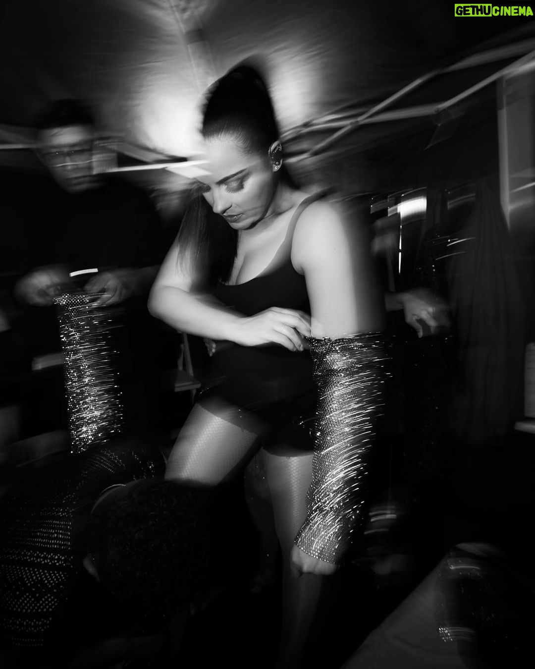 Maite Perroni Instagram - Mientras tanto BTS entre un cambio y otro ... el arte de vestirte en 50 seg. Colombia