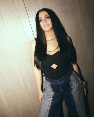 Maite Perroni Instagram - Gracias Colombia por 4 noches inolvidables !! Que mejor que celebrar con su moda y el talento de su gente con estas piezas increíbles. 

Fotografía: @carlos_ruizc 
Realización: @gerardangulo 
Management: @palomocaro.  Makeup: @makeupbyponcho  Hairstyle: @erickmoreno 

Foto 1: Vestido: @andrespajon

Foto 2:
Vestido: @silviatscherassi 

Foto 3:
Body: @johannaortizofficial Pantalón: @neim_oficial para @makeno.co
Joyería: @bypaulamendoza

Foto 4:
Chaqueta: @mazmanuelaalvarez para @makeno.co
Pantalón: @andrespajon

Foto 5:
Chaqueta: @mazmanuelaalvarez para @makeno.co Pantalón: @andrespajon

Foto 6: Vestido: @andrespajon

Foto 7: Vestido: @andrespajon

Foto 8:
Playera: @vistetedecolombia