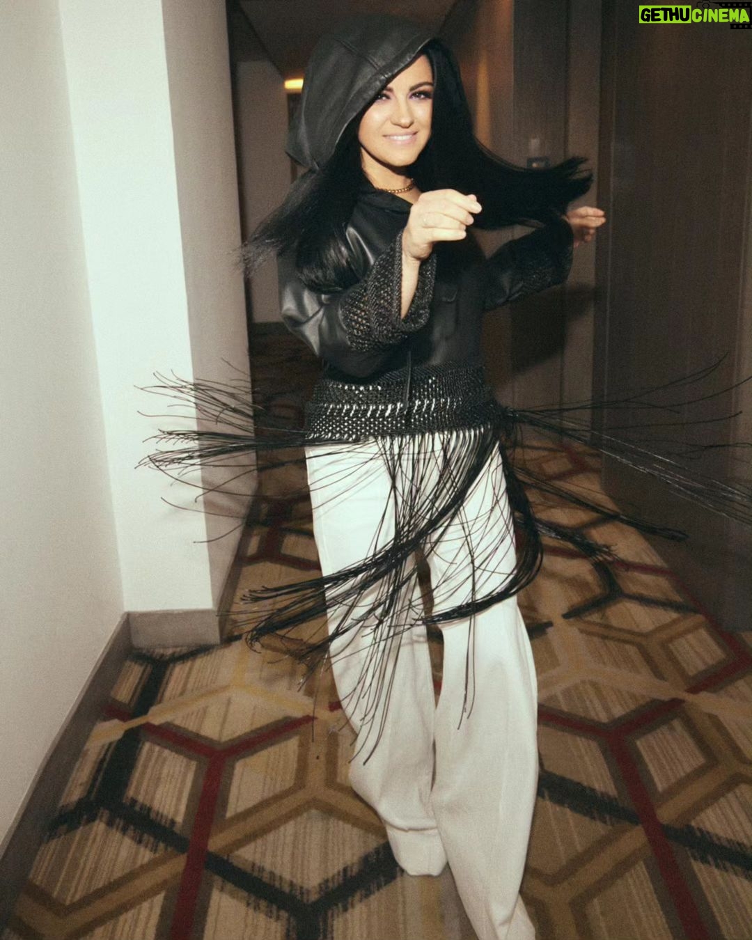 Maite Perroni - 751.2K Likes - Gracias Colombia por 4 noches inolvidables !! Que mejor que celebrar con su moda y el talento de su gente con estas piezas increíbles.
Fotografía: @carlos_ruizc
Realización: @gerardangulo
Management: @palomocaro. Makeup: @makeupbyponcho Hairstyle: @erickmoreno
Foto 1: Vestido: @andrespajon
Foto 2:
Vestido: @silviatscherassi
Foto 3:
Body: @johannaortizofficial Pantalón: @neim_oficial para @makeno.co
Joyería: @bypaulamendoza
Foto 4:
Chaqueta: @mazmanuelaalvarez para @makeno.co
Pantalón: @andrespajon
Foto 5:
Chaqueta: @mazmanuelaalvarez para @makeno.co Pantalón: @andrespajon
Foto 6: Vestido: @andrespajon
Foto 7: Vestido: @andrespajon
Foto 8:
Playera: @vistetedecolombia