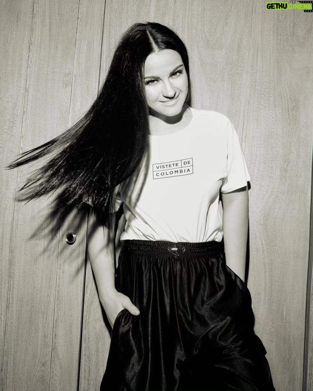 Maite Perroni - 751.2K Likes - Gracias Colombia por 4 noches inolvidables !! Que mejor que celebrar con su moda y el talento de su gente con estas piezas increíbles.
Fotografía: @carlos_ruizc
Realización: @gerardangulo
Management: @palomocaro. Makeup: @makeupbyponcho Hairstyle: @erickmoreno
Foto 1: Vestido: @andrespajon
Foto 2:
Vestido: @silviatscherassi
Foto 3:
Body: @johannaortizofficial Pantalón: @neim_oficial para @makeno.co
Joyería: @bypaulamendoza
Foto 4:
Chaqueta: @mazmanuelaalvarez para @makeno.co
Pantalón: @andrespajon
Foto 5:
Chaqueta: @mazmanuelaalvarez para @makeno.co Pantalón: @andrespajon
Foto 6: Vestido: @andrespajon
Foto 7: Vestido: @andrespajon
Foto 8:
Playera: @vistetedecolombia
