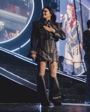 Maite Perroni Instagram - Aquí vamos otra vez con todo nuestro corazón lleno de amor y una maleta llena de ilusiones … next stop LATAM … COLOMBIA este viernes nos vemos en Medellín.