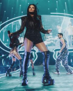 Maite Perroni Instagram - Aquí vamos otra vez con todo nuestro corazón lleno de amor y una maleta llena de ilusiones … next stop LATAM … COLOMBIA este viernes nos vemos en Medellín.