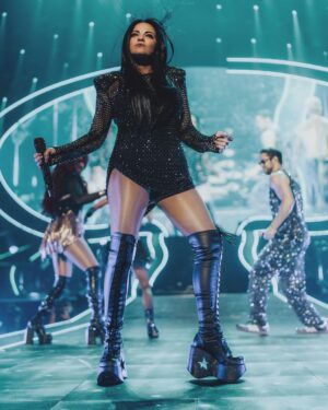 Maite Perroni Instagram - Aquí vamos otra vez con todo nuestro corazón lleno de amor y una maleta llena de ilusiones … next stop LATAM … COLOMBIA este viernes nos vemos en Medellín.