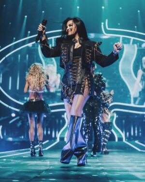 Maite Perroni Instagram - Aquí vamos otra vez con todo nuestro corazón lleno de amor y una maleta llena de ilusiones … next stop LATAM … COLOMBIA este viernes nos vemos en Medellín.