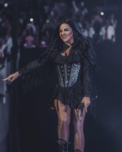 Maite Perroni Instagram - Aquí vamos otra vez con todo nuestro corazón lleno de amor y una maleta llena de ilusiones … next stop LATAM … COLOMBIA este viernes nos vemos en Medellín.