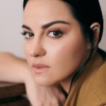 Maite Perroni Instagram - “Ser una persona auténtica y honesta en una industria donde prevalecen las apariencias y la necesidad de pertenencia, se vuelve un reto, y al mismo tiempo, una fortaleza”. Con una gran trayectoria, @maiteperroni nos muestra una faceta poco conocida de la mano de @larocheposay, dando cara a su maternidad y un inesperado retorno junto a RBD. En una entrevista exclusiva, la cantante nos comparte sus retos en esta nueva etapa de su vida. Descubre más nuestra edición de noviembre. #MaitePerroniEsMarieClaire ❤️ Créditos: Director Editorial: @gerardangulo Fotografía: @sergio.valenzuelach Maquillaje: @makeupbyponcho Peinado: @erickmoreno Manager: @palomocaro Entrevista: Ximena Larrauri.