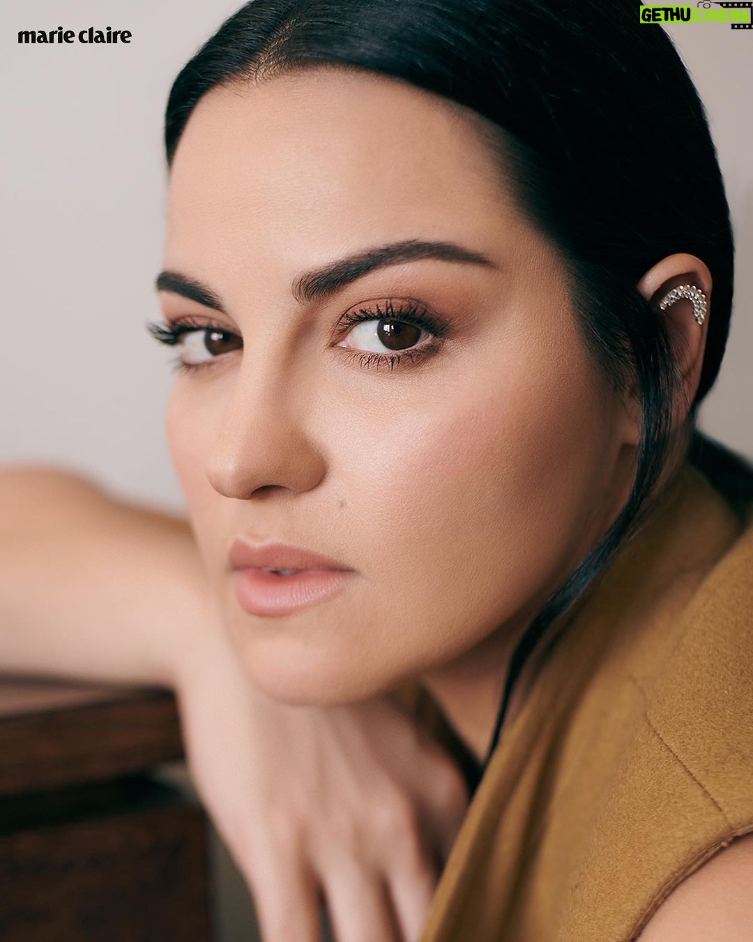 Maite Perroni Instagram - “Ser una persona auténtica y honesta en una industria donde prevalecen las apariencias y la necesidad de pertenencia, se vuelve un reto, y al mismo tiempo, una fortaleza”. Con una gran trayectoria, @maiteperroni nos muestra una faceta poco conocida de la mano de @larocheposay, dando cara a su maternidad y un inesperado retorno junto a RBD. En una entrevista exclusiva, la cantante nos comparte sus retos en esta nueva etapa de su vida. Descubre más nuestra edición de noviembre. #MaitePerroniEsMarieClaire ❤️ Créditos: Director Editorial: @gerardangulo Fotografía: @sergio.valenzuelach Maquillaje: @makeupbyponcho Peinado: @erickmoreno Manager: @palomocaro Entrevista: Ximena Larrauri.