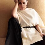 Maite Perroni Instagram - “Ser una persona auténtica y honesta en una industria donde prevalecen las apariencias y la necesidad de pertenencia, se vuelve un reto, y al mismo tiempo, una fortaleza”. Con una gran trayectoria, @maiteperroni nos muestra una faceta poco conocida de la mano de @larocheposay, dando cara a su maternidad y un inesperado retorno junto a RBD. En una entrevista exclusiva, la cantante nos comparte sus retos en esta nueva etapa de su vida. Descubre más nuestra edición de noviembre. #MaitePerroniEsMarieClaire ❤️ Créditos: Director Editorial: @gerardangulo Fotografía: @sergio.valenzuelach Maquillaje: @makeupbyponcho Peinado: @erickmoreno Manager: @palomocaro Entrevista: Ximena Larrauri.