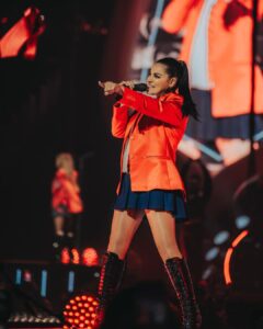 Maite Perroni Instagram - Qué noche Vegas !!! Gracias por cada segundo de esta revolución de emociones, gracias por hacer de cada show una noche únicaaaa… esto no para !!! Las Vegas Baby.