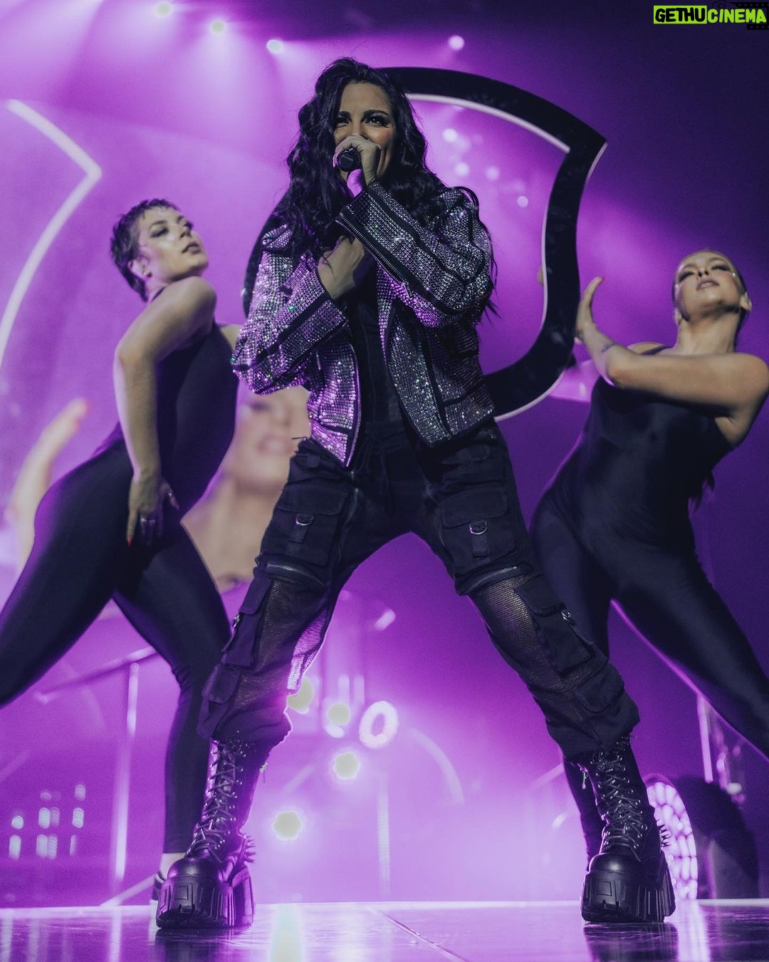 Maite Perroni - 438.9K Likes - Denver y la felicidad de sentir su energía al máximo!!! Gracias por todo el amor que nos regalan, gracias por hacer de este viaje algo tan mágico y lleno de vida, gracias por todo lo que hacen para estar aquí 🙏🏻