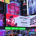 Maite Perroni Instagram - Caminando por las calles me encontré con @samsungmexico #teamgalaxy #galaxyzflip5 los amo ❤️ Timesquare New York City