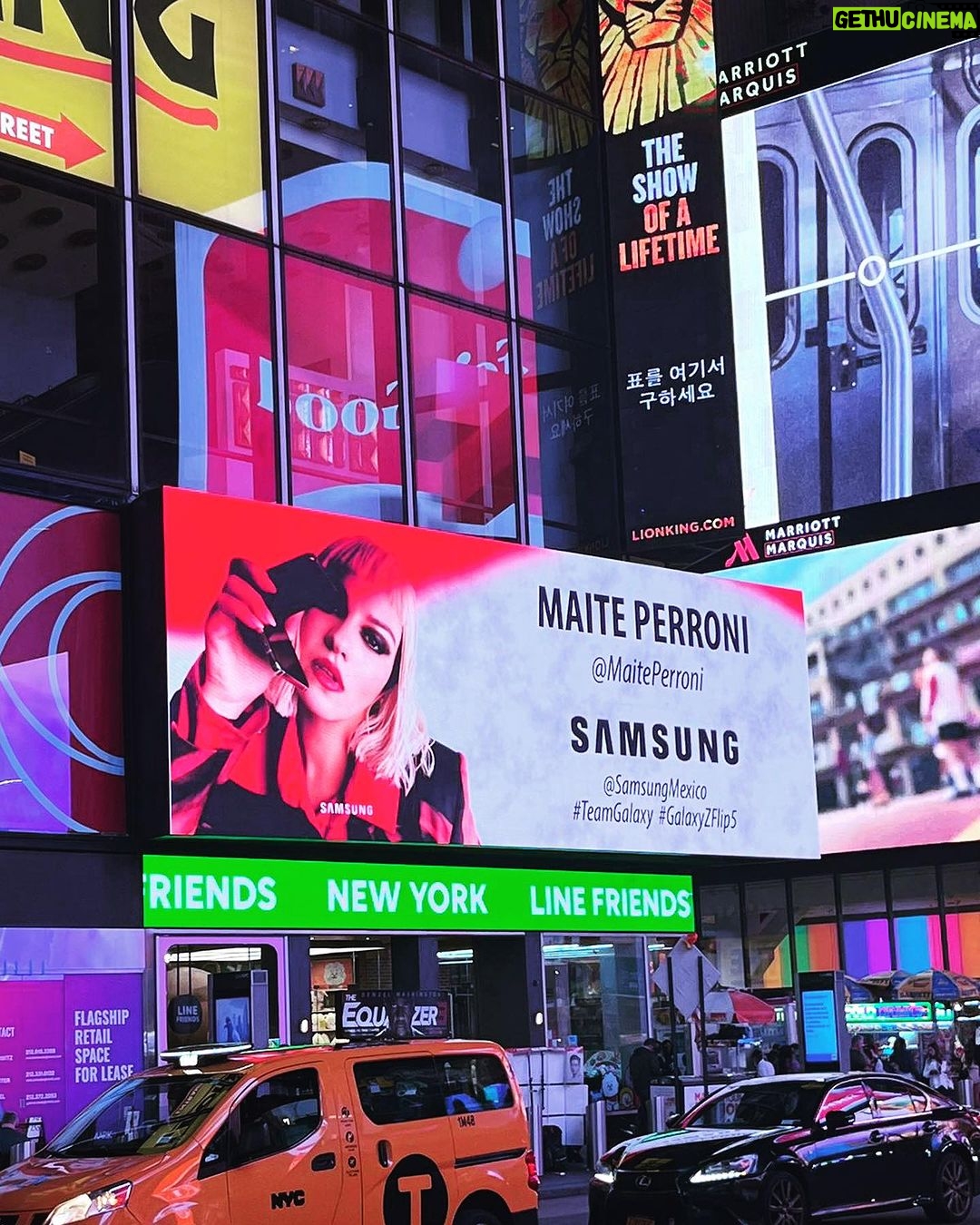 Maite Perroni Instagram - Caminando por las calles me encontré con @samsungmexico #teamgalaxy #galaxyzflip5 los amo ❤️ Timesquare New York City