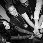 Maite Perroni Instagram - ASÍ nada nos rompe !!! 👊🏻 making memories… y esto pasa mientras tanto… @thegarden #RBDtour2023 #soyrebeldetour #cerquitadeti