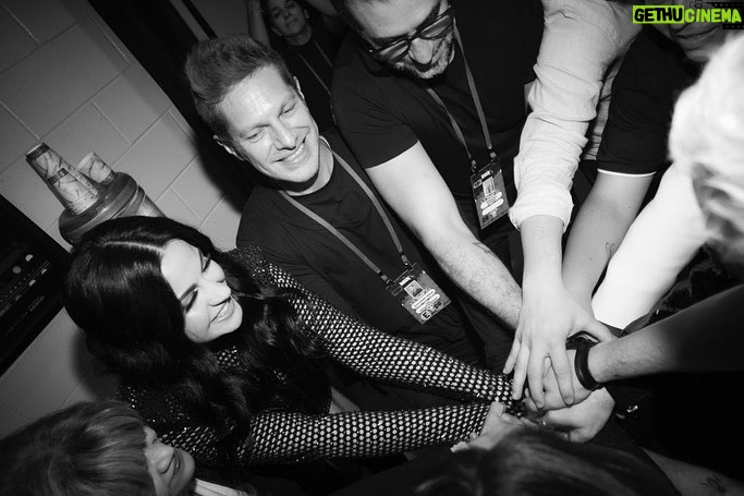 Maite Perroni Instagram - ASÍ nada nos rompe !!! 👊🏻 making memories… y esto pasa mientras tanto… @thegarden #RBDtour2023 #soyrebeldetour #cerquitadeti