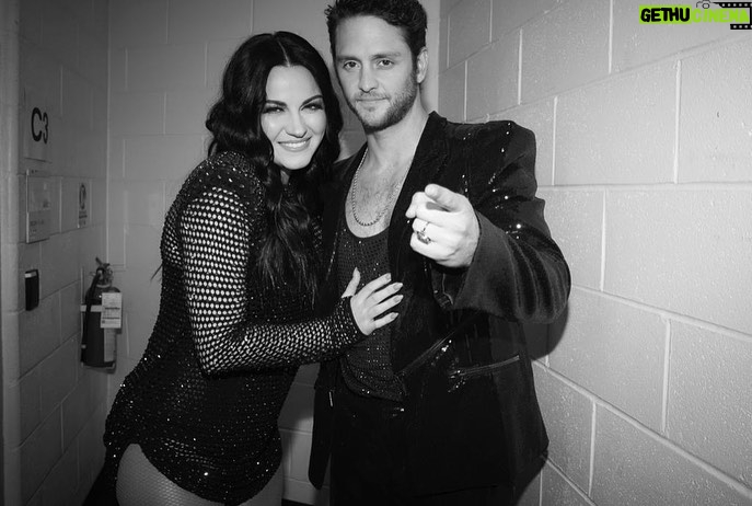 Maite Perroni Instagram - ASÍ nada nos rompe !!! 👊🏻 making memories… y esto pasa mientras tanto… @thegarden #RBDtour2023 #soyrebeldetour #cerquitadeti