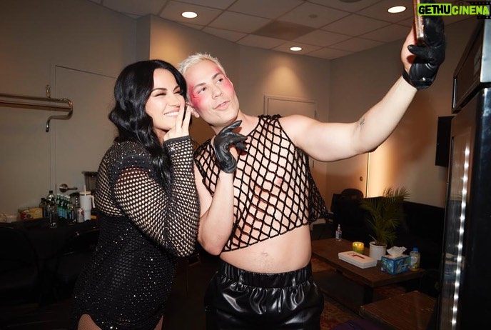 Maite Perroni Instagram - ASÍ nada nos rompe !!! 👊🏻 making memories… y esto pasa mientras tanto… @thegarden #RBDtour2023 #soyrebeldetour #cerquitadeti