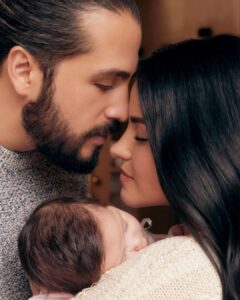 Maite Perroni Instagram - Lo más importante: NUESTRA FAMILIA. El lugar más seguro, amoroso y sólido… es todo!!! No hay palabras para describir lo que explota dentro de nuestro corazón, el amor en su máxima expresión. CDMX