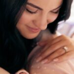 Maite Perroni Instagram - “Nos sentimos muy afortunados, es un regalo del universo, de Dios, es la misión más grande que tenemos en nuestra vida. Todavía no terminamos de dimensionar el amor tan grande que se puede sentir, es mágico”, Maite y Andrés eligieron las páginas de Quién para mostrar a Lía por primera vez al mundo ❤️ No te pierdas la entrevista completa y todas las fotos en el link de nuestra bio 👆🏻 . . . . . . . #maiteperroni #andrestovar #momlife #rbd