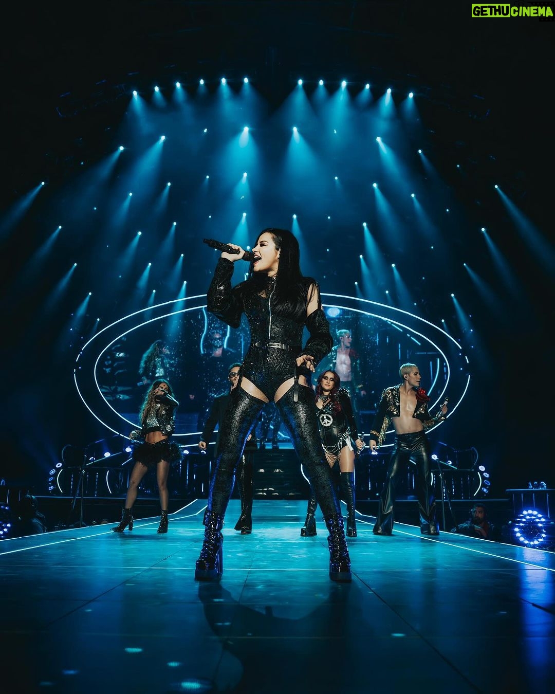 Maite Perroni Instagram - Un fin de semana increíble con uds en el Foro Sol celebrando el concierto 50 de este tour❤️ .. No podía dejar de usar diseños mexicanos.. Gracias @gerardangulo , @alfredomartinez_brand y Jonathan Morales @nonamestudiomx por compartirme su talento. Look 1: @alfredomartinez_brand Look 2: @nonamestudiomx