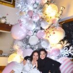 Maite Perroni Instagram - ¡Y llegó la Navidad a la casa Tovarroni! Estamos felices porque ya estamos en la mejor época del año para compartir y disfrutar de nuestra familia la gente que más amamos. Mil gracias @gabrielacuellar_decor por este árbol espectacular… nos encantó! Tú y todo tu equipo de @imchristmas son lo máximo. Si alguien sabe darle ese toque especial y hacer sentir la navidad son uds. #merrychristmas #feliznavidad #tovarronishouse