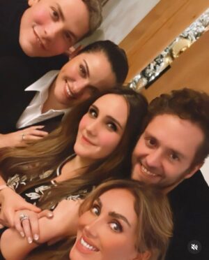 Maite Perroni Instagram - Y aquí seguimos… los amo ♾️