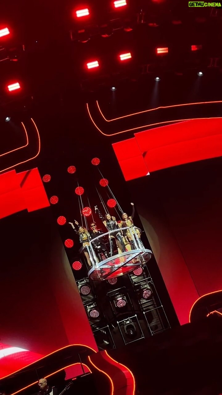 Maite Perroni Instagram - Hola Ciudad de México!!! 🇲🇽 Iniciamos nuestra segunda noche en el Foro Sol ❤️